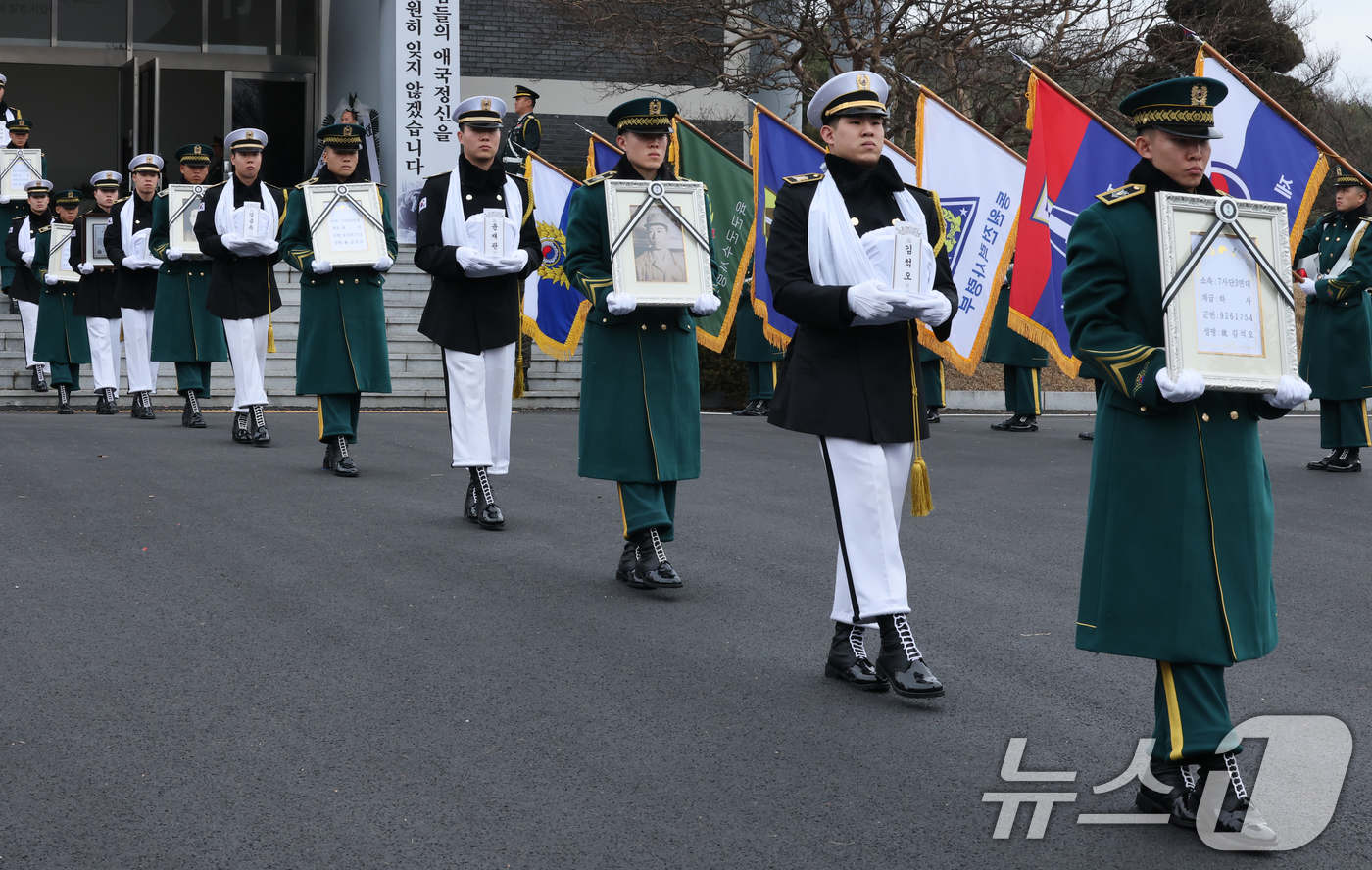 (대전=뉴스1) 김기태 기자 = 23일 대전 유성구 국립대전현충원에서 6·25전쟁 전사자 발굴 유해 11위(位) 합동 안장식이 거행되고 있다.김규하 육군참모총장 주관으로 진행된 합 …