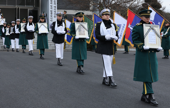 봉송되는 전쟁 영웅