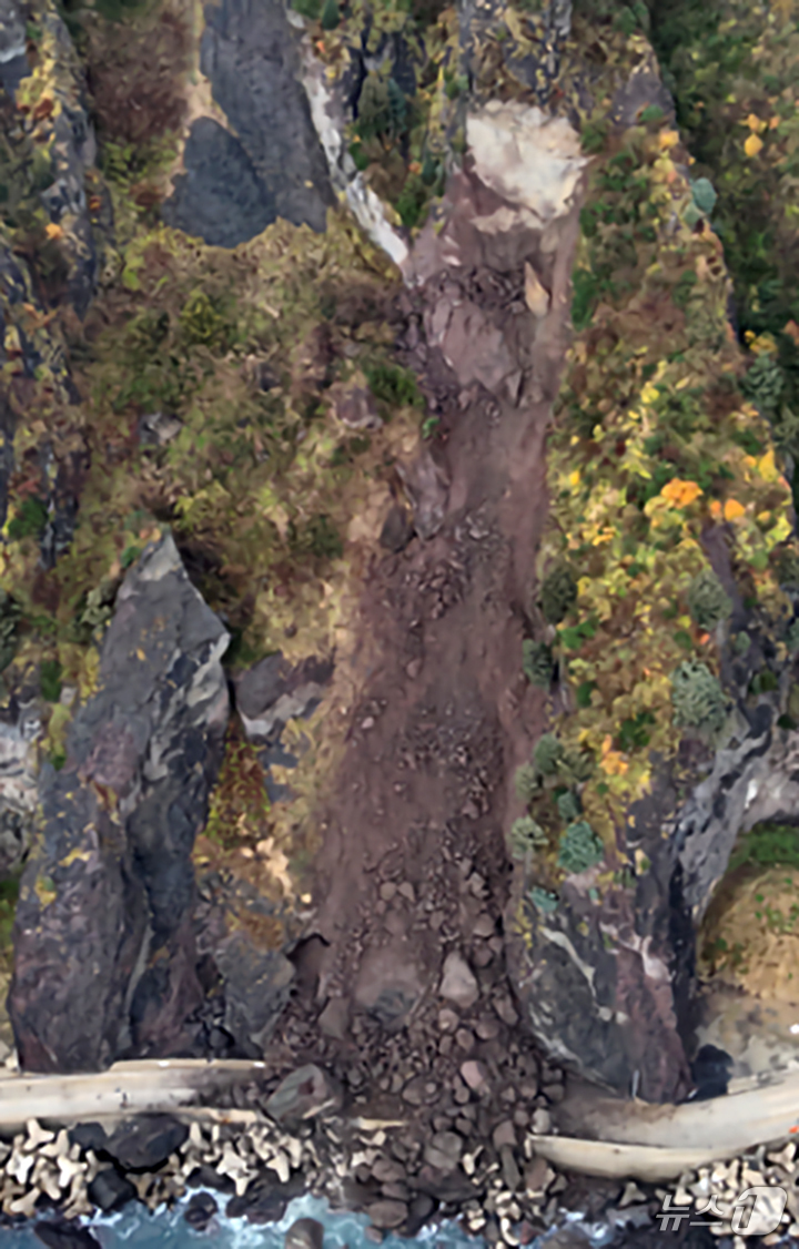 (울릉=뉴스1) 최창호 기자 = 22일 오전 3시쯤 경북 울릉군 울릉읍 엣 통구미 터널 뒷편에서 발생한 낙석으로 송수관로가 파손됐다. 이번 사고로 통구미 등 일부 지역 약 300여 …