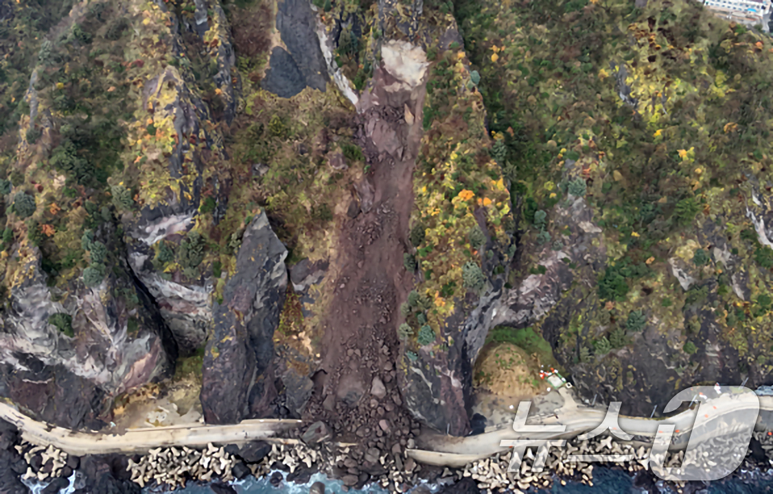 (울릉=뉴스1) 최창호 기자 = 22일 오전 3시쯤 경북 울릉군 울릉읍 엣 통구미 터널 뒷편에서 발생한 낙석으로 송수관로가 파손됐다. 이번 사고로 통구미 등 일부 지역 약 300여 …