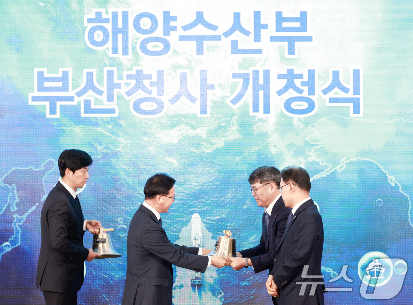 (부산=뉴스1) 허경 기자 = 김성범 해양수산부 차관이 23일 부산 동구 해양수산부 청사에서 열린 부산 이전 기업 환영식에서 김성익 SK해운 사장과 서명득 에이치라인해운 사장에게 …