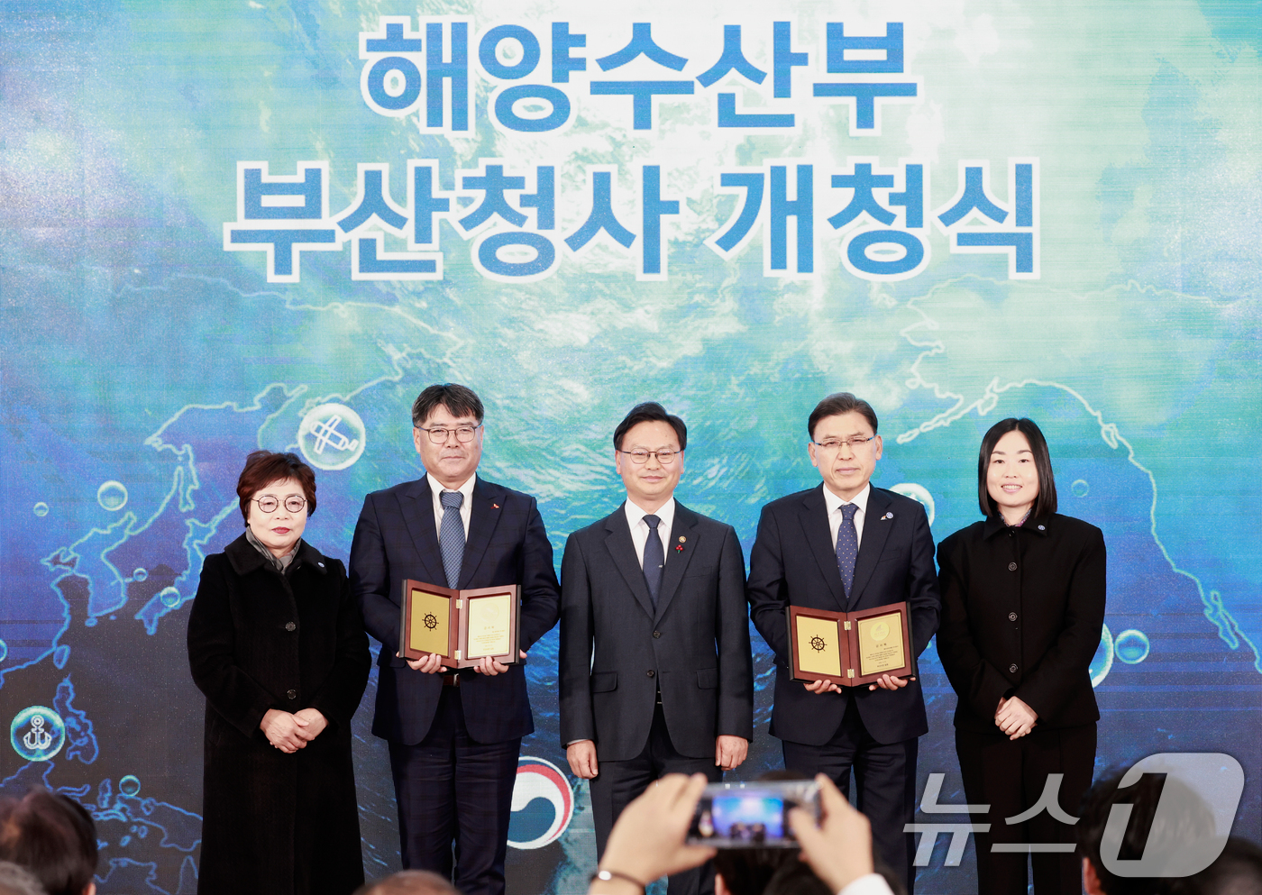 (부산=뉴스1) 허경 기자 = 김성익 SK해운 사장(왼쪽 두번째)과 서명득 에이치라인해운 사장(오른쪽 두번째)이 23일 부산 동구 해양수산부 청사에서 열린 부산 이전 기업 환영식에 …