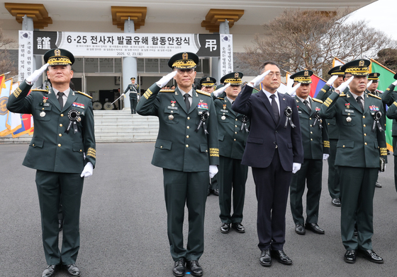 거수경례하는 김규하 참모총장
