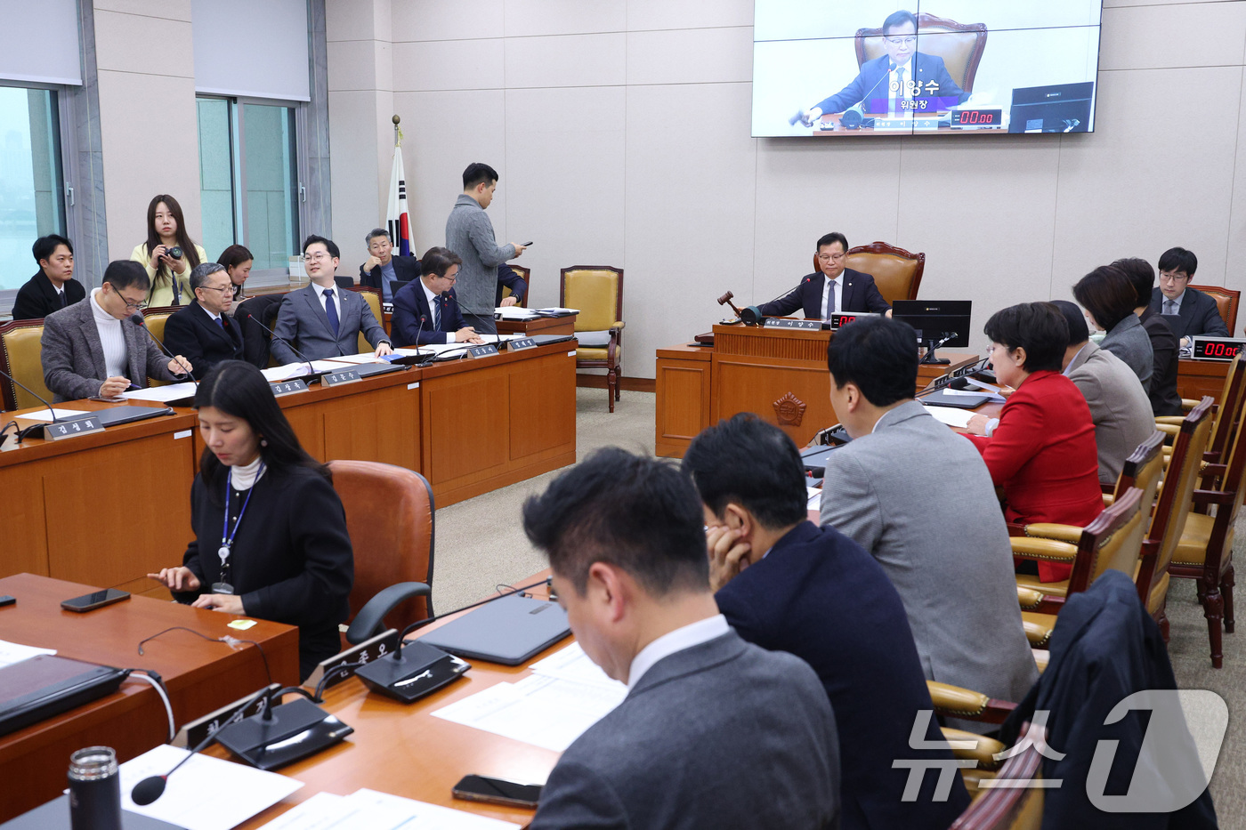 (서울=뉴스1) 신웅수 기자 = 이양수 위원장이 23일 서울 여의도 국회 국토교통위원회에서 열린 12.29 여객기 참사 진상규명을 위한 국정조사특별위원회에서 안건을 의결하고 있다. …