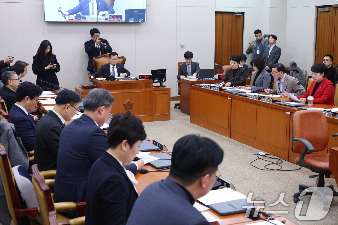 (서울=뉴스1) 신웅수 기자 = 이양수 위원장이 23일 서울 여의도 국회 국토교통위원회에서 열린 12.29 여객기 참사 진상규명을 위한 국정조사특별위원회에서 안건을 의결하고 있다. …