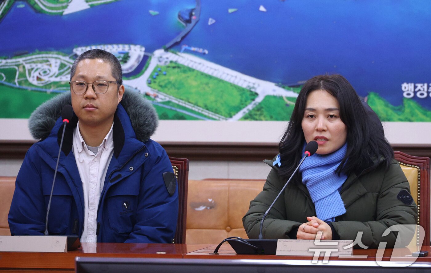 본문 이미지 - 23일 서울 여의도 국회 국토교통위원회에서 열린 12.29 여객기 참사 진상규명을 위한 국정조사특별위원회에서 여객기 참사 유가족들이 발언하고 있다. 2025.12.23/뉴스1 ⓒ News1 신웅수 기자