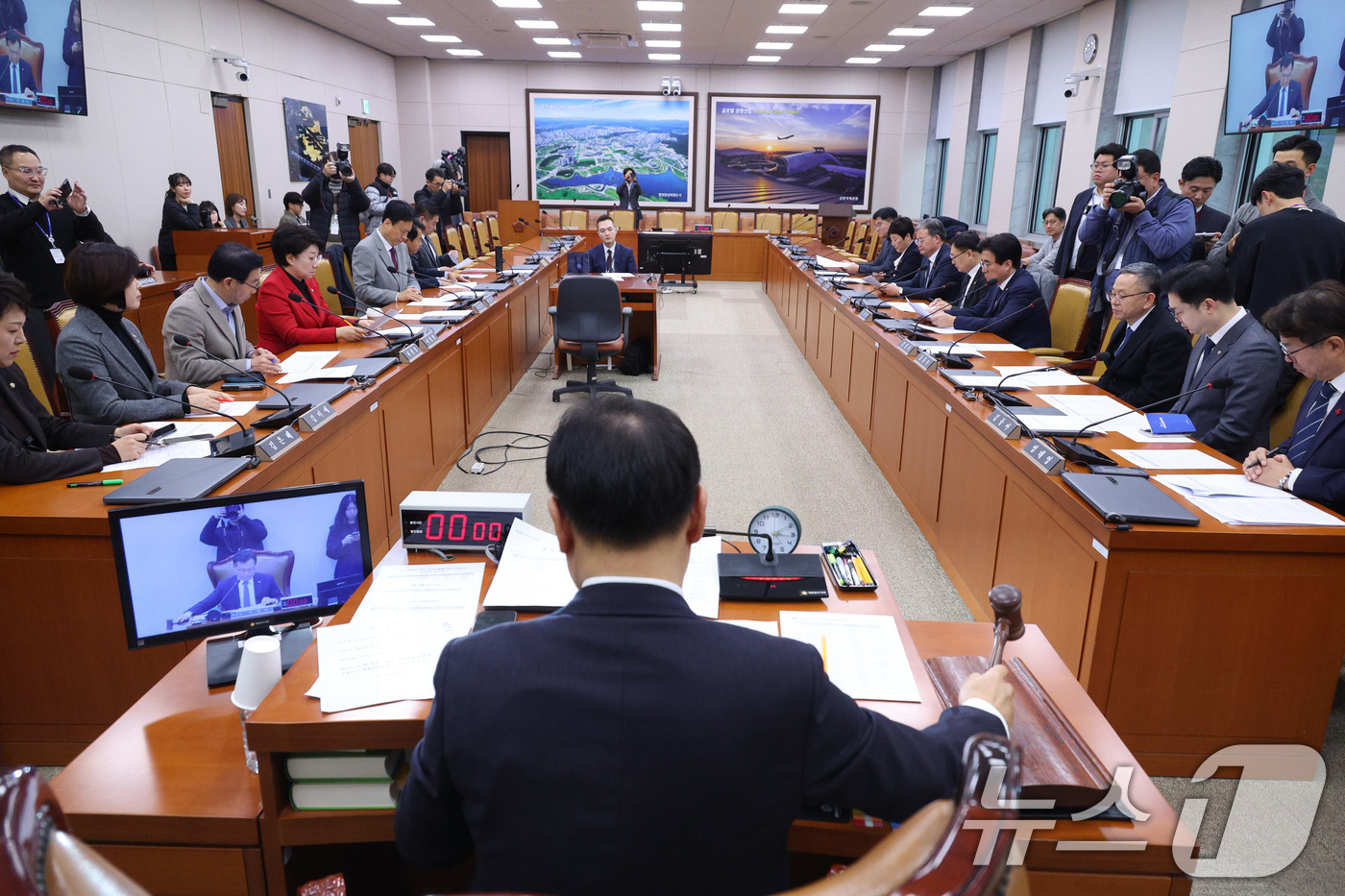 (서울=뉴스1) 신웅수 기자 = 이양수 위원장이 23일 서울 여의도 국회 국토교통위원회에서 열린 12.29 여객기 참사 진상규명을 위한 국정조사특별위원회에서 안건을 의결하고 있다. …