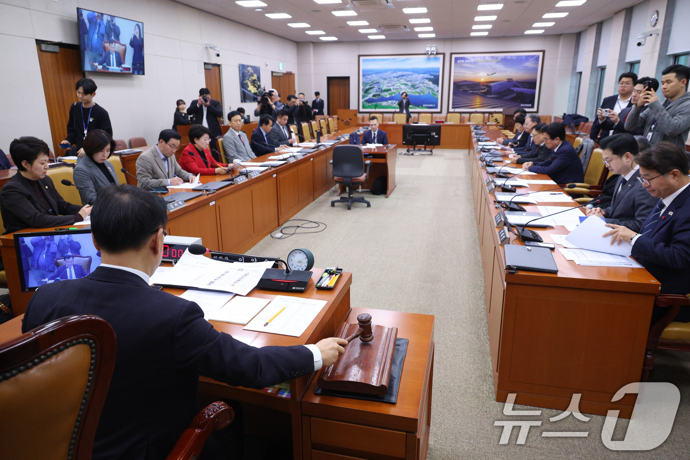 (서울=뉴스1) 신웅수 기자 = 이양수 위원장이 23일 서울 여의도 국회 국토교통위원회에서 열린 12.29 여객기 참사 진상규명을 위한 국정조사특별위원회에서 안건을 의결하고 있다. …