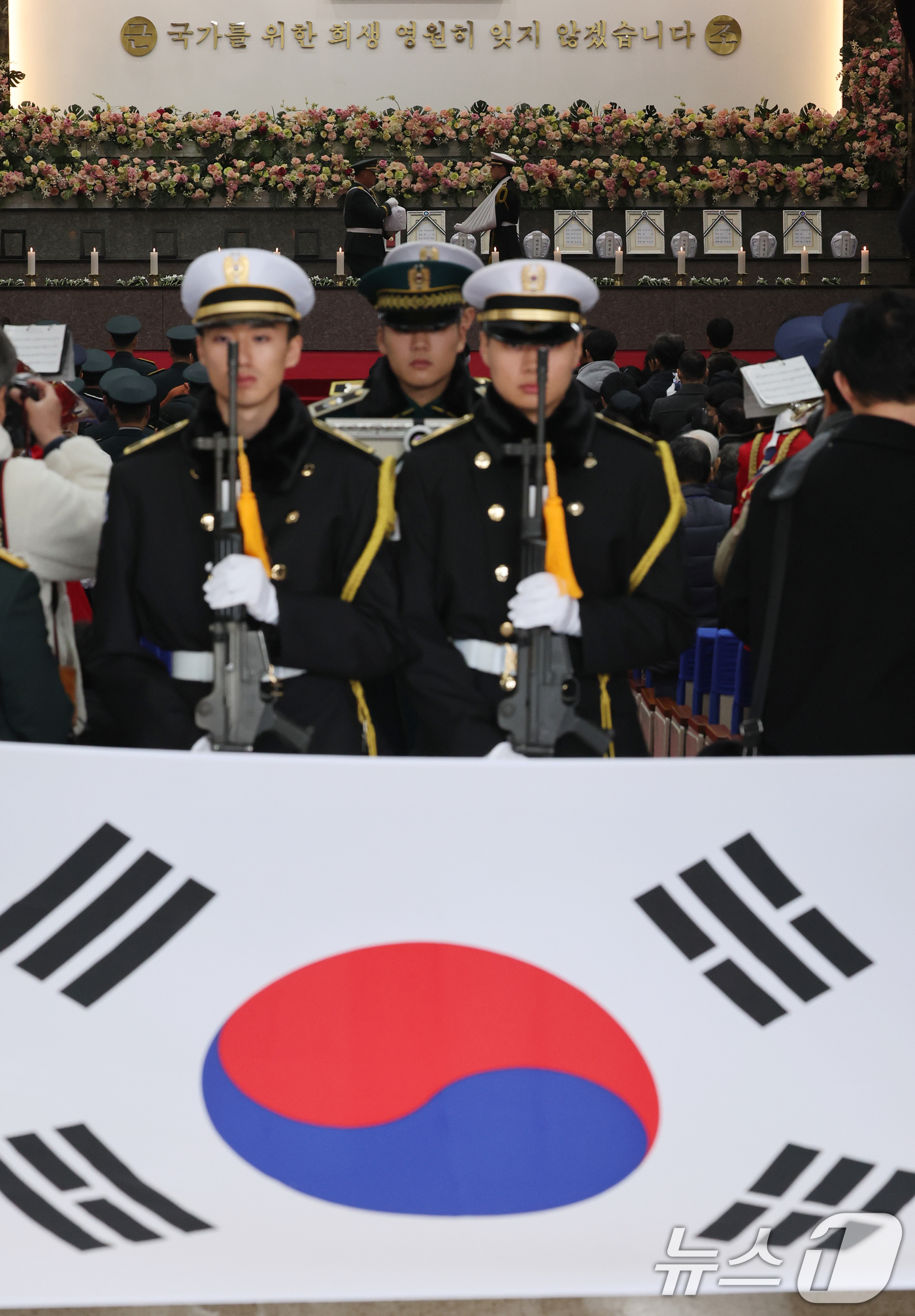 (대전=뉴스1) 김기태 기자 = 23일 대전 유성구 국립대전현충원에서 6·25전쟁 전사자 발굴 유해 11위(位) 합동 안장식이 거행되고 있다.김규하 육군참모총장 주관으로 진행된 합 …