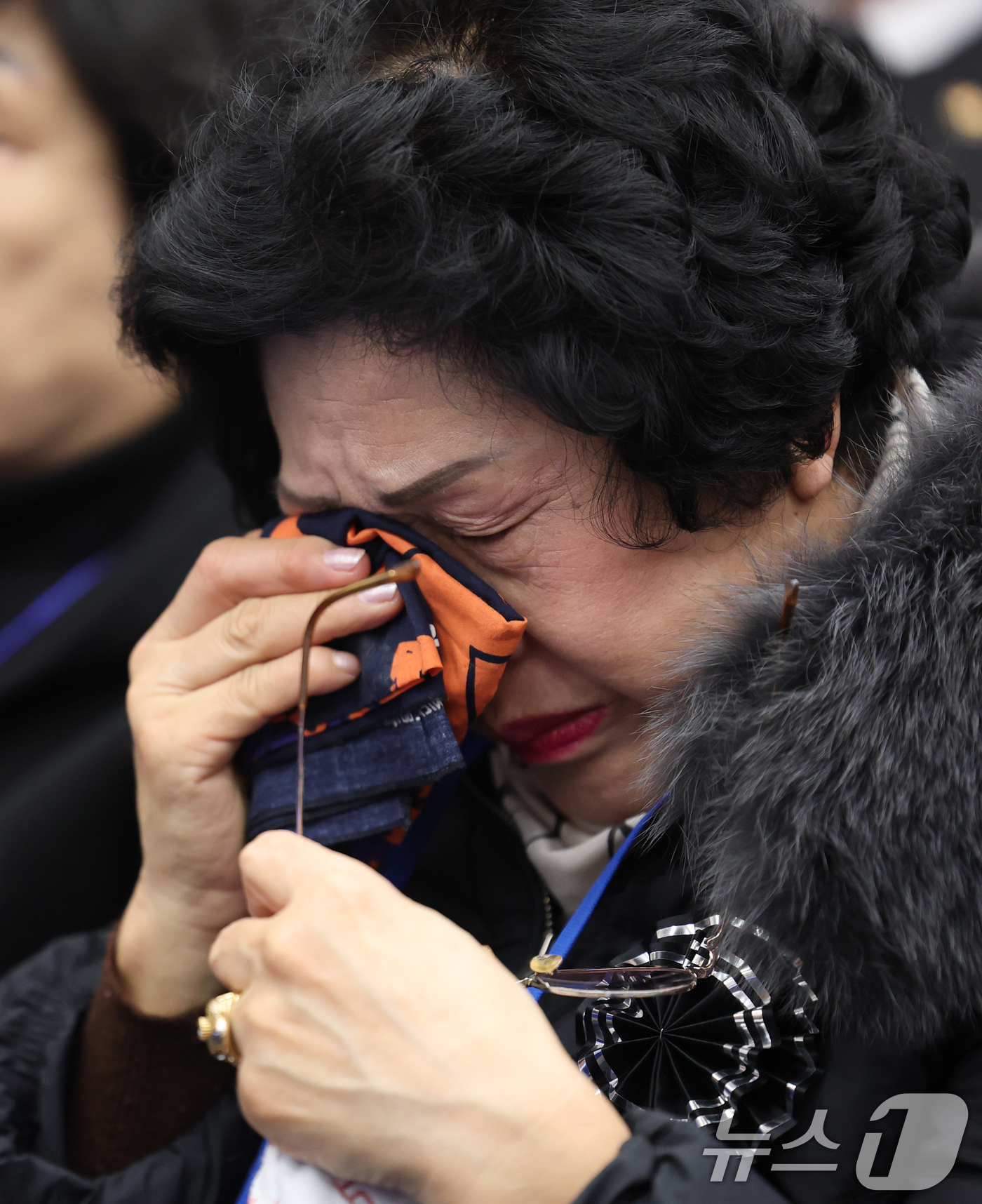 (대전=뉴스1) 김기태 기자 = 23일 대전 유성구 국립대전현충원에서 6·25전쟁 전사자 발굴 유해 11위(位) 합동 안장식에서 유족이 눈물을 닦고 있다.김규하 육군참모총장 주관으 …