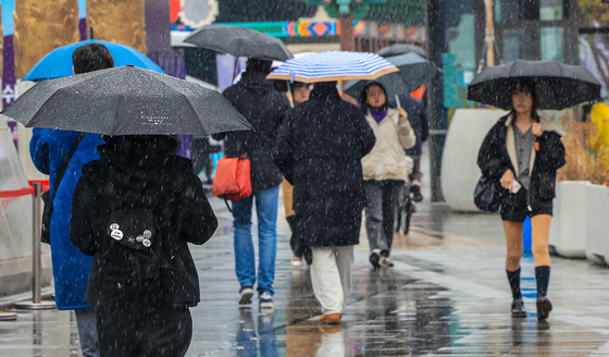 하늘에서 내리는 눈과 비