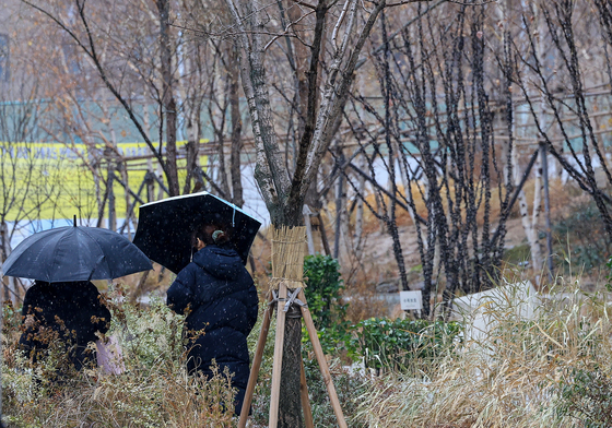 [오늘의 날씨] 경기(24일, 수)…흐리다 차츰 맑음, 출근길 빙판길 주의