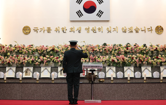 거수경례하는 육군참모총장