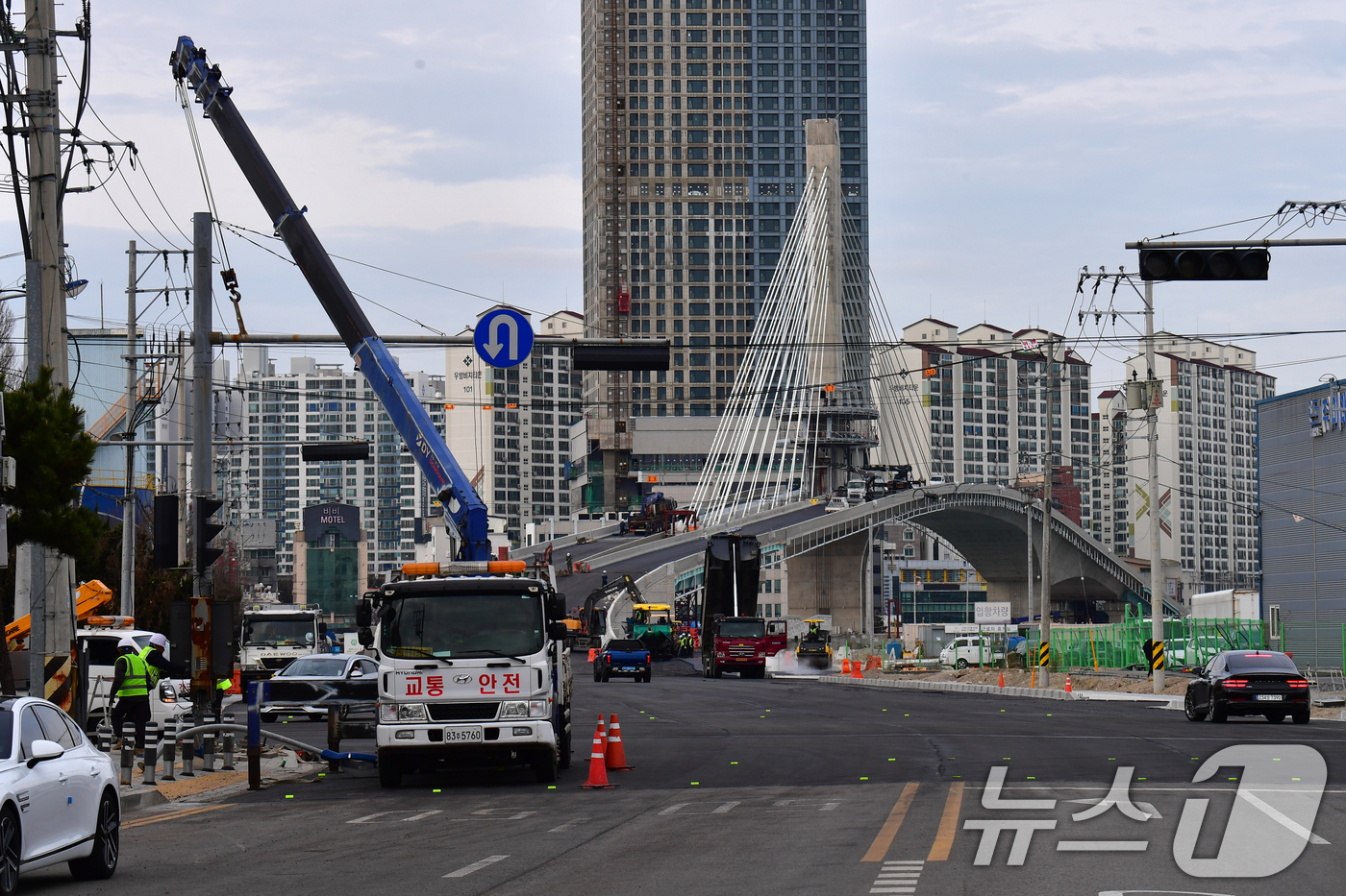 (포항=뉴스1) 최창호 기자 = 23일 경북 포항시 송도해수욕장과 영일대해수욕장을 연결하는 해오름대교 막바지 공사가 한창이다.당초 12월  중으로 임시 개통할 계획이었지만 시공업체 …