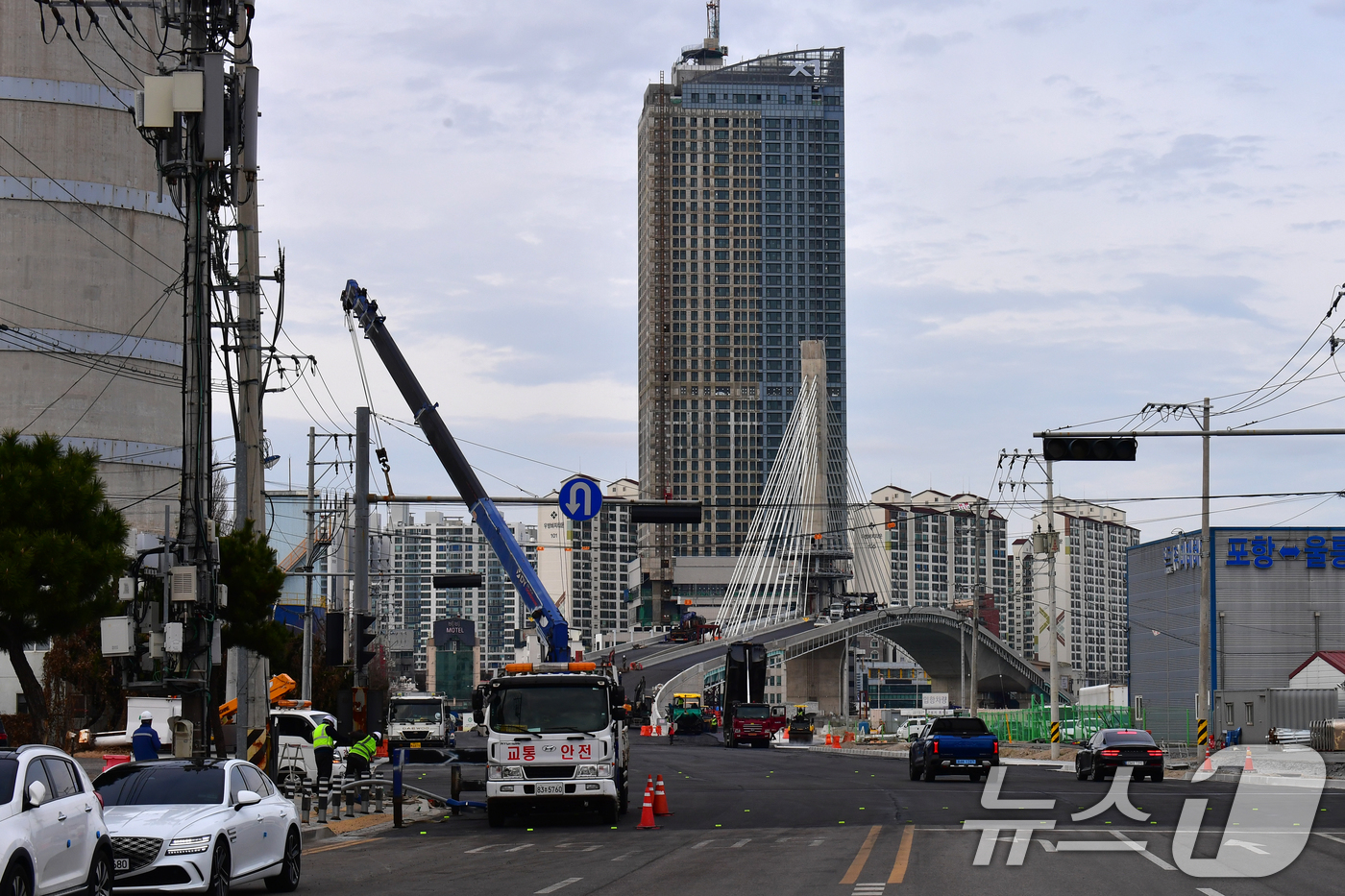 (포항=뉴스1) 최창호 기자 = 23일 경북 포항시 송도해수욕장과 영일대해수욕장을 연결하는 해오름대교 막바지 공사가 한창인 가운데 신호등 설치공사가 진행 중이다.당초 12월  중으 …