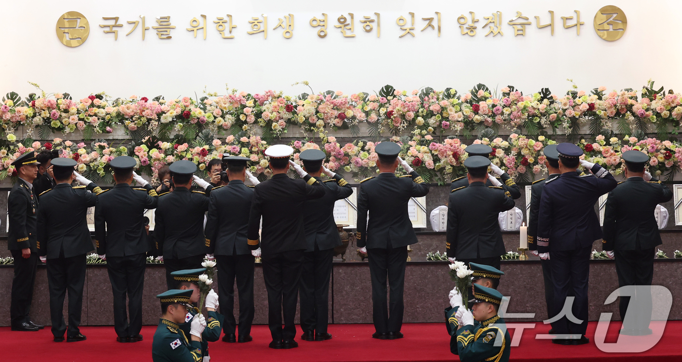 (대전=뉴스1) 김기태 기자 = 23일 대전 유성구 국립대전현충원에서 6·25전쟁 전사자 발굴 유해 11위(位) 합동 안장식이 거행되고 있다.김규하 육군참모총장 주관으로 진행된 합 …