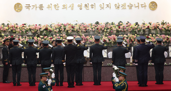 전쟁 영웅께 거수경례