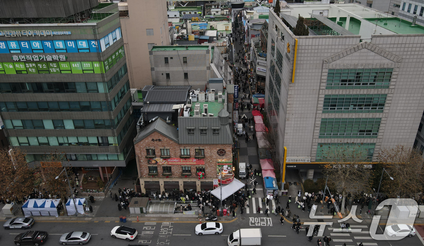 (대전=뉴스1) 김기태 기자 = 크리스마스를 이틀 앞두고 딸기시루가 출시된 23일 대전 중구 성심당 일대에 빵을 사려는 고객들이 차례를 기다리고 있다. 2025.12.23/뉴스1