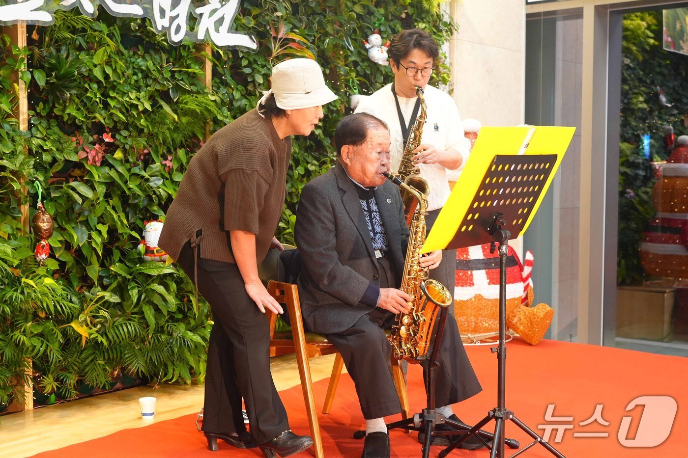 본문 이미지 - 김희수 건양대 명예총장이 22일 건양대병원 로비에서 열린 성탄 기념 환우 위안의 밤 음악회에서 색소폰을 연주하고 있다.(건양대병원 제공) /뉴스1