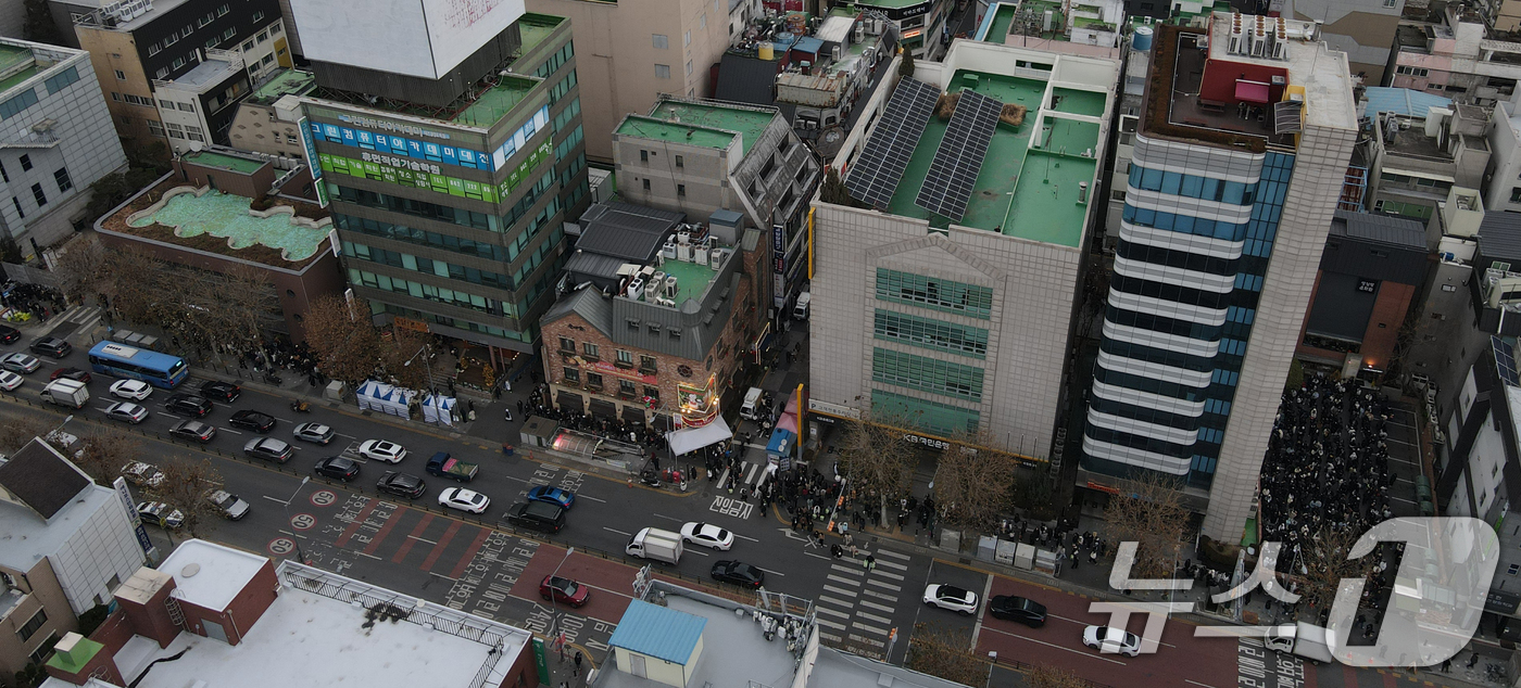 (대전=뉴스1) 김기태 기자 = 크리스마스를 이틀 앞두고 딸기시루가 출시된 23일 대전 중구 성심당 일대에 빵을 사려는 고객들이 차례를 기다리고 있다. 2025.12.23/뉴스1