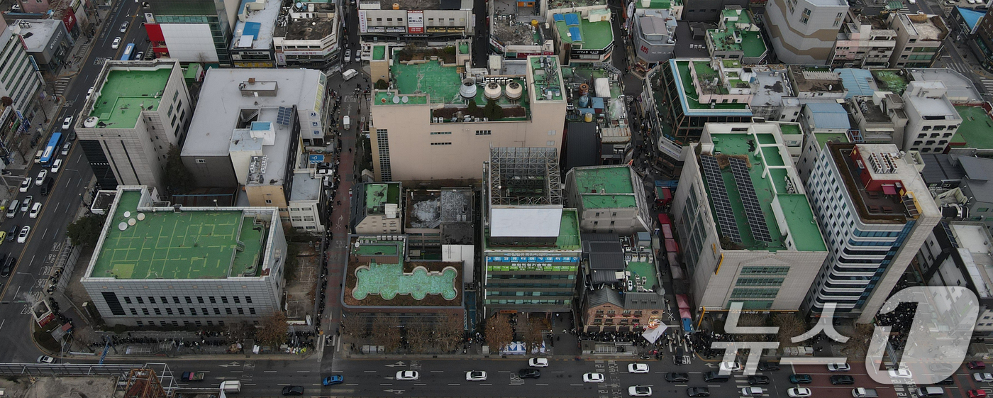 (대전=뉴스1) 김기태 기자 = 크리스마스를 이틀 앞두고 딸기시루가 출시된 23일 대전 중구 성심당 일대에 빵을 사려는 고객들이 차례를 기다리고 있다. 2025.12.23/뉴스1