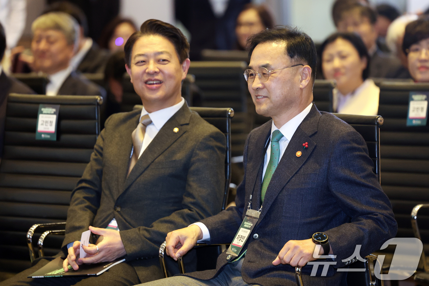 (서울=뉴스1) 황기선 기자 = 차정인 국가교육위원회 위원장과 김영호 국회 교육위원회 위원장이 23일 오후 서울 영등포구 여의도 FKI타워에서 열린 '취임 100일 기념 운영보고회 …