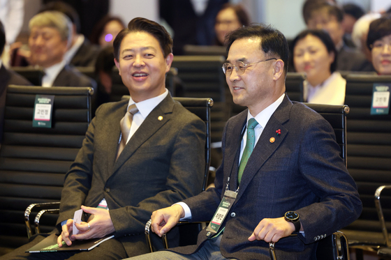 대화 나누는 차정인·김영호