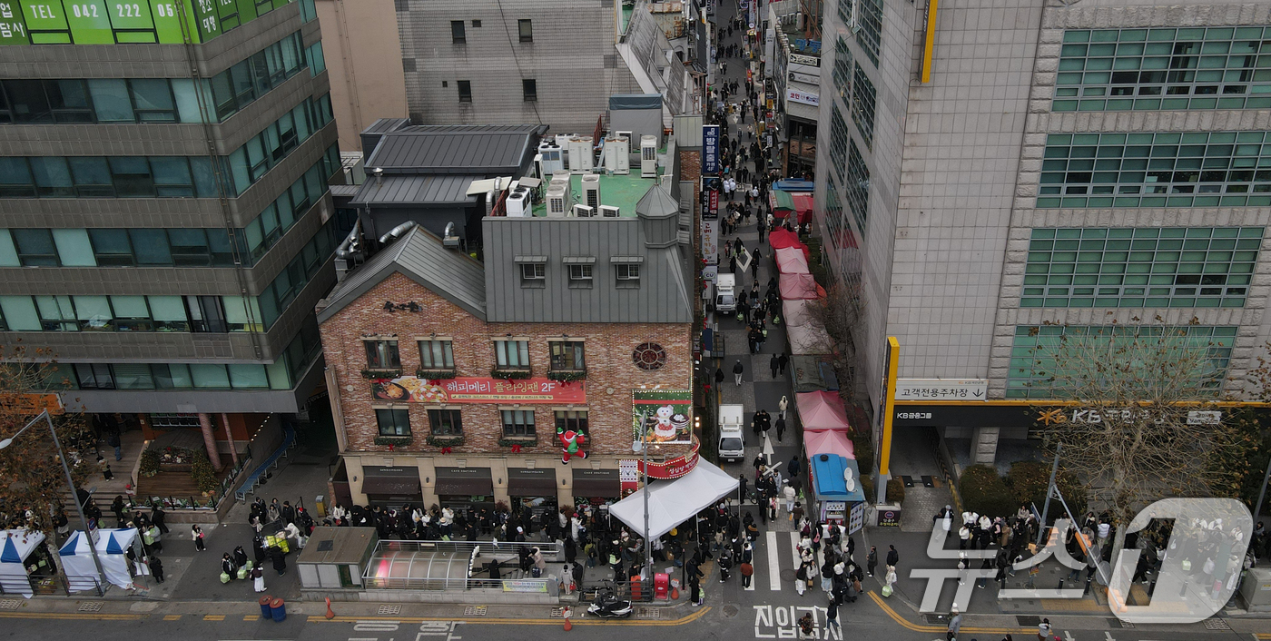 (대전=뉴스1) 김기태 기자 = 크리스마스를 이틀 앞두고 딸기시루가 출시된 23일 대전 중구 성심당 일대에 빵을 사려는 고객들이 차례를 기다리고 있다. 2025.12.23/뉴스1