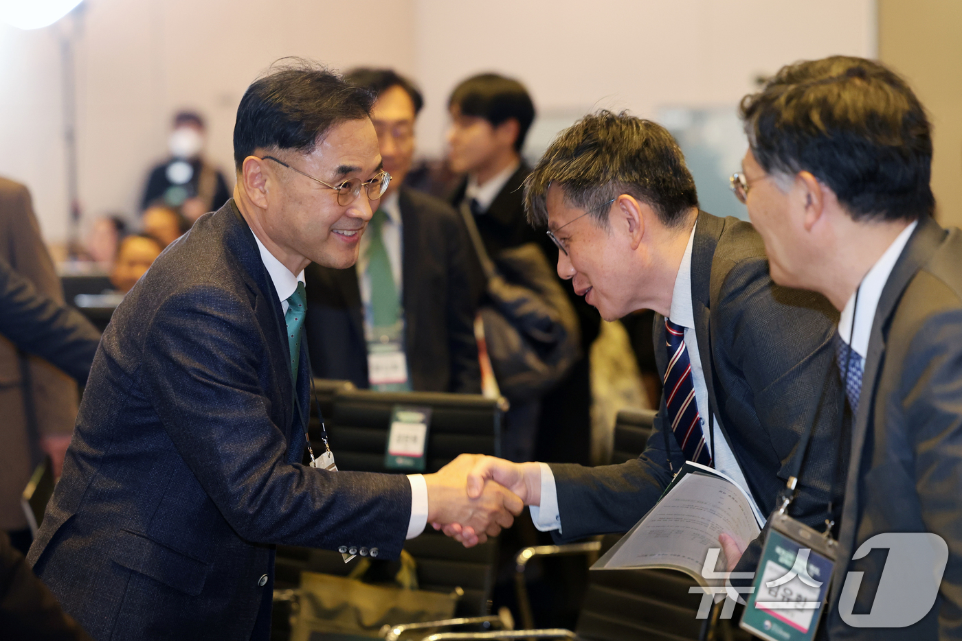 (서울=뉴스1) 황기선 기자 = 차정인 국가교육위원회 위원장이 23일 오후 서울 영등포구 여의도 FKI타워에서 열린 '취임 100일 기념 운영보고회'에서 참석자들과 인사를 나누고 …