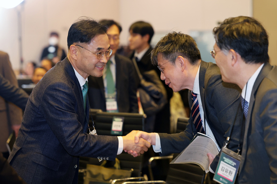 인사 나누는 차정인 위원장