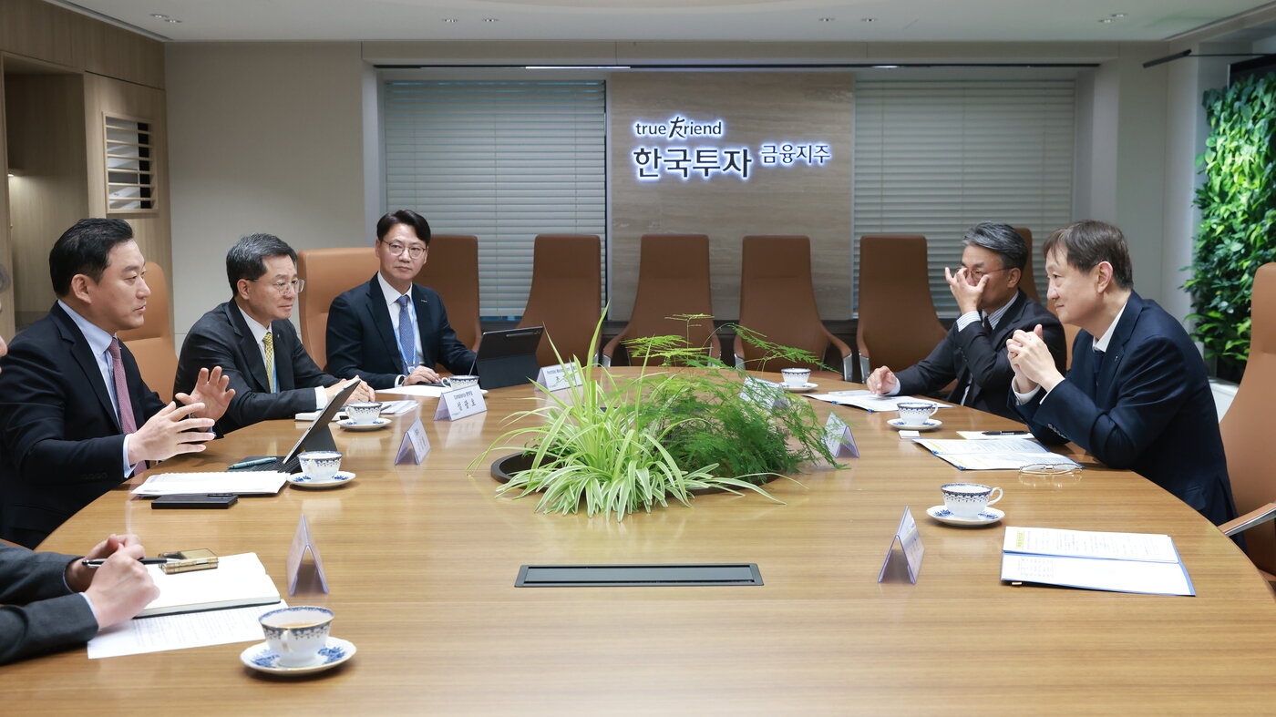 본문 이미지 - 이찬진 금융감독원장이 한국투자증권 및 지주 경영진과 면담하고 있다. 