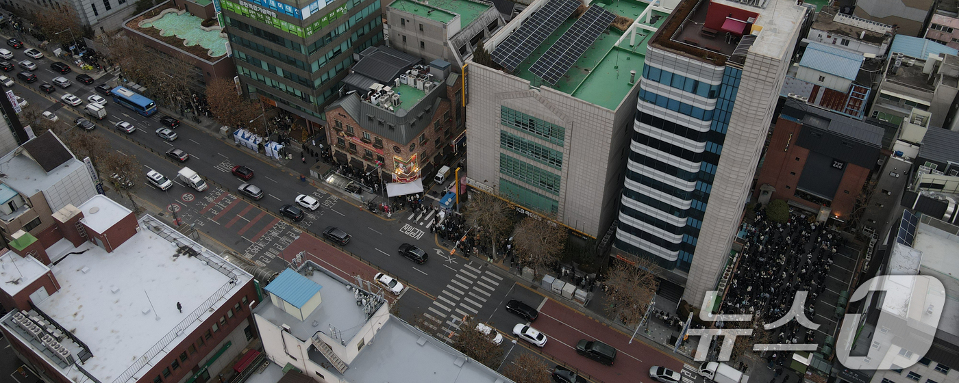 (대전=뉴스1) 김기태 기자 = 크리스마스를 이틀 앞두고 딸기시루가 출시된 23일 대전 중구 성심당 일대에 빵을 사려는 고객들이 차례를 기다리고 있다. 2025.12.23/뉴스1