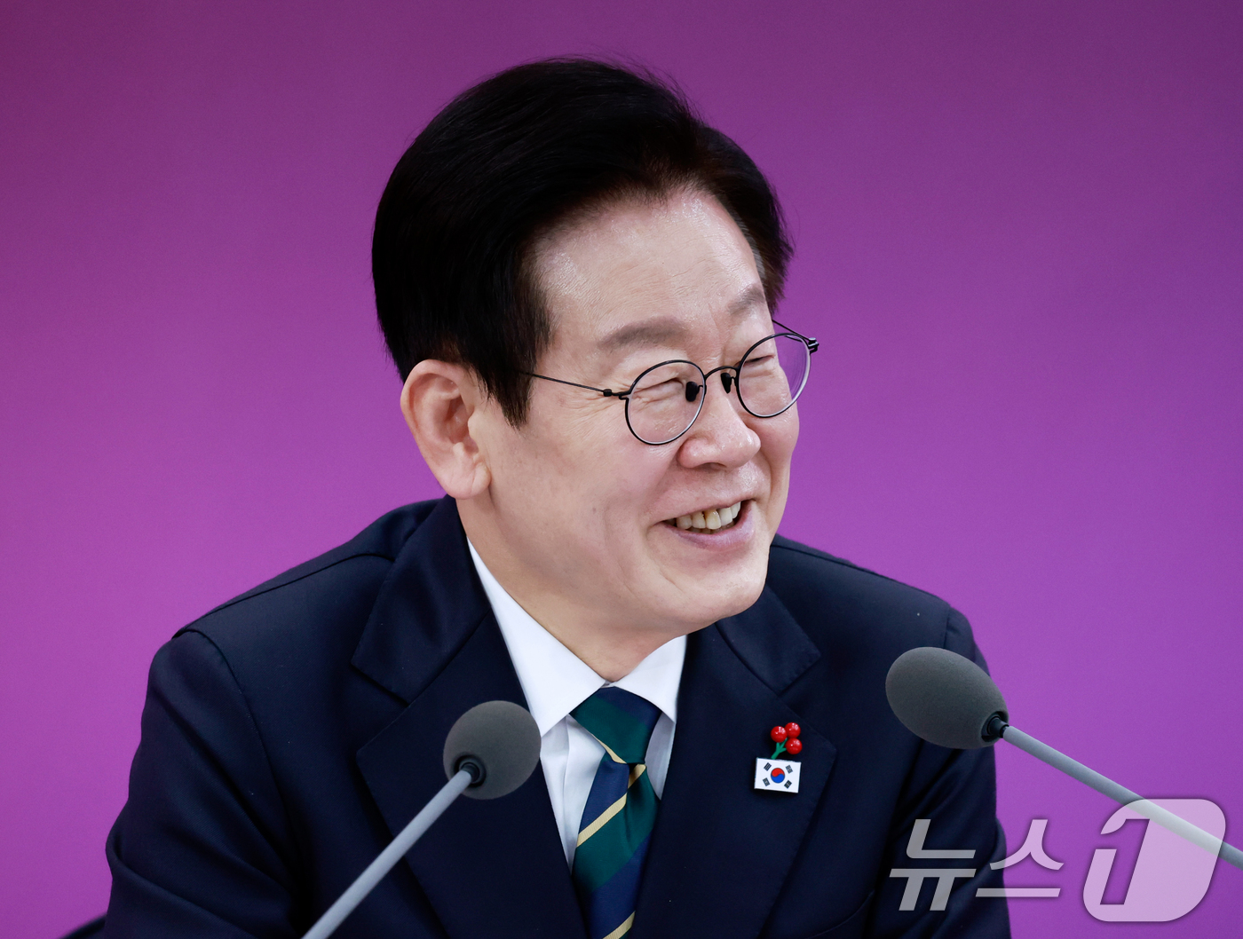 (부산=뉴스1) 허경 기자 = 이재명 대통령이 23일 부산 동구 해양수산부 청사에서 열린 해수부(해양경찰청) 업무보고에서 발언하고 있다. (대통령실통신사진기자단) 2025.12.2 …