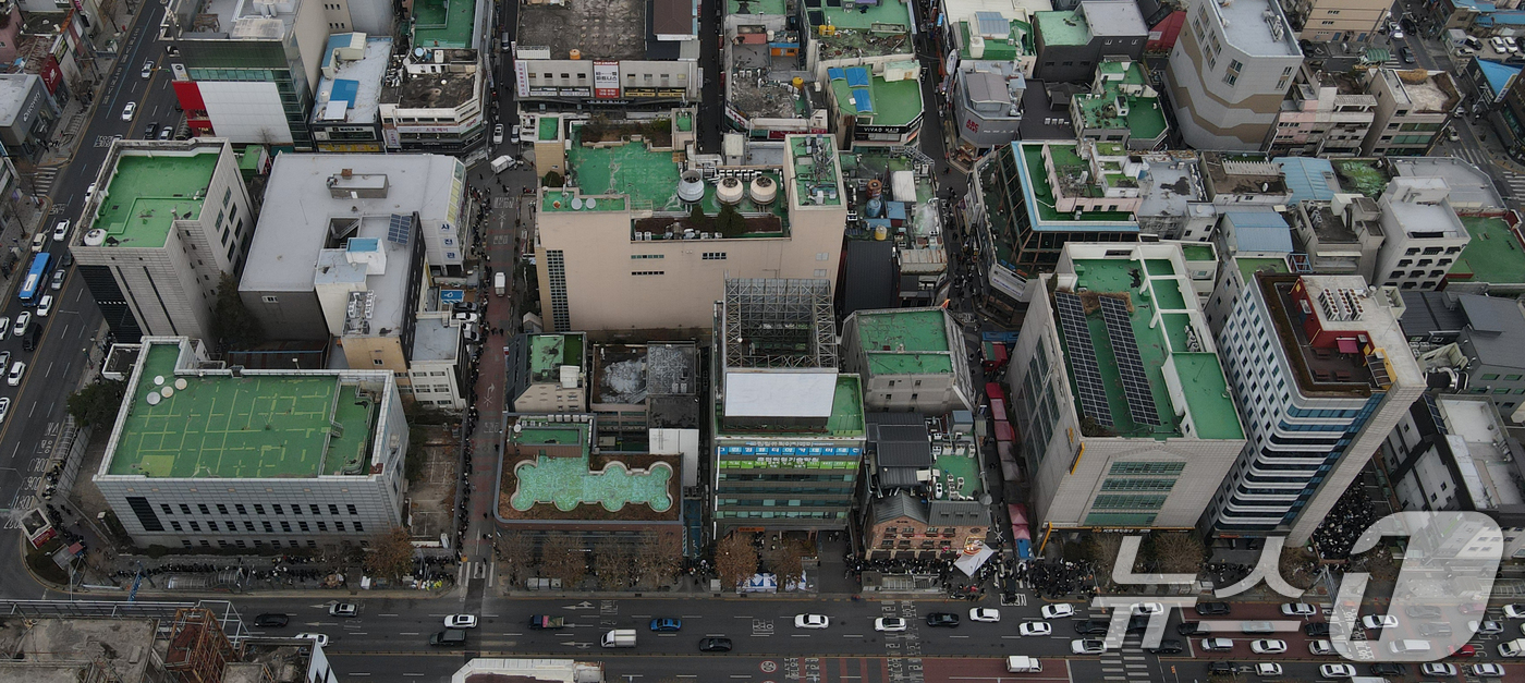 (대전=뉴스1) 김기태 기자 = 크리스마스를 이틀 앞두고 딸기시루가 출시된 23일 대전 중구 성심당 일대에 빵을 사려는 고객들이 차례를 기다리고 있다. 2025.12.23/뉴스1