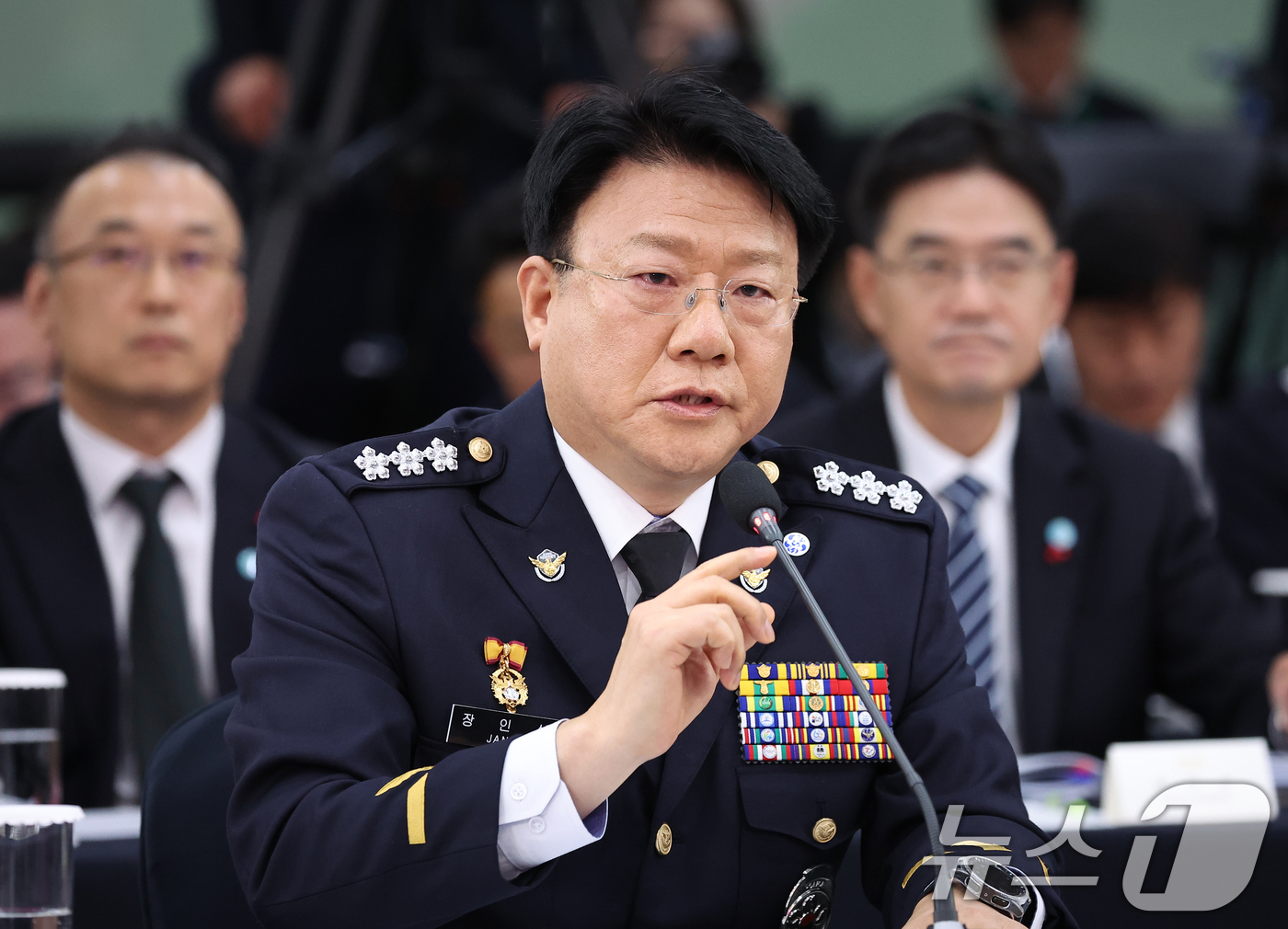 (부산=뉴스1) 이재명 기자 = 장인식 해양경찰청장 직무대행이 23일 부산 동구 해양수산부 청사에서 이재명 대통령에게 업무보고를 하고 있다. (대통령실통신사진기자단) 2025.12 …