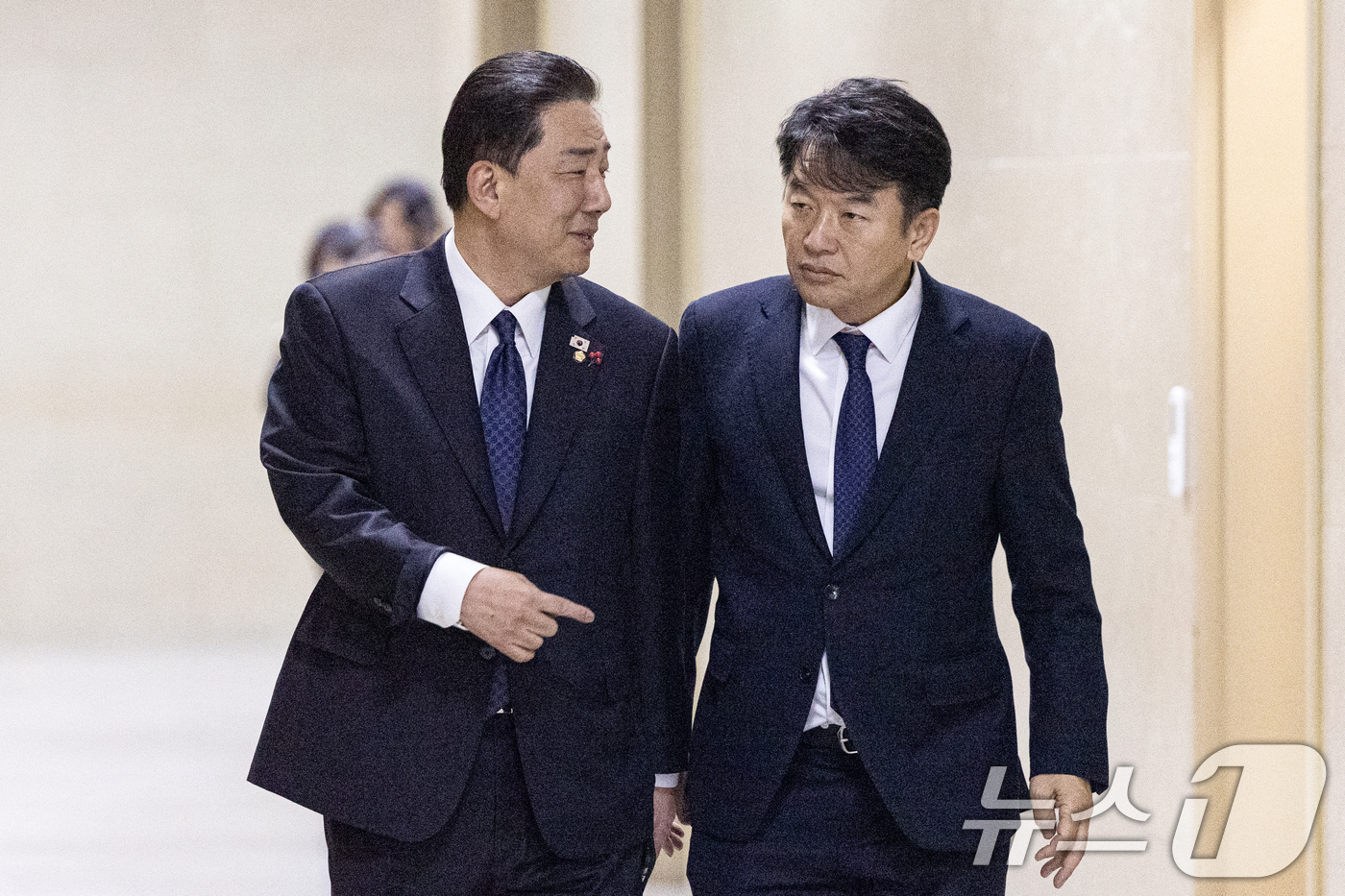 (서울=뉴스1) 이승배 기자 = 김병기 더불어민주당 원내대표와 문진석 원내수석이 23일 서울 여의도 국회에서 송언석 국민의힘 원내대표와 통일교 특검 등 현안 논의를 위해 운영위원장 …