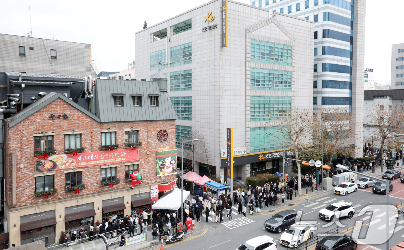 (대전=뉴스1) 김기태 기자 = 크리스마스를 이틀 앞두고 딸기시루가 출시된 23일 대전 중구 성심당 일대에 빵을 사려는 고객들이 차례를 기다리고 있다. 2025.12.23/뉴스1