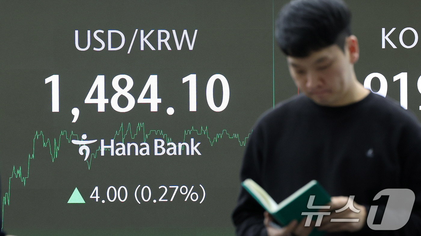 (서울=뉴스1) 박지혜 기자 = 23일 오후 서울 중구 하나은행 딜링룸 전광판에 달러·원 환율이 나타나고 있다.이날 코스피는 전일 종가와 비교해 11.39포인트(p)(0.28%) …