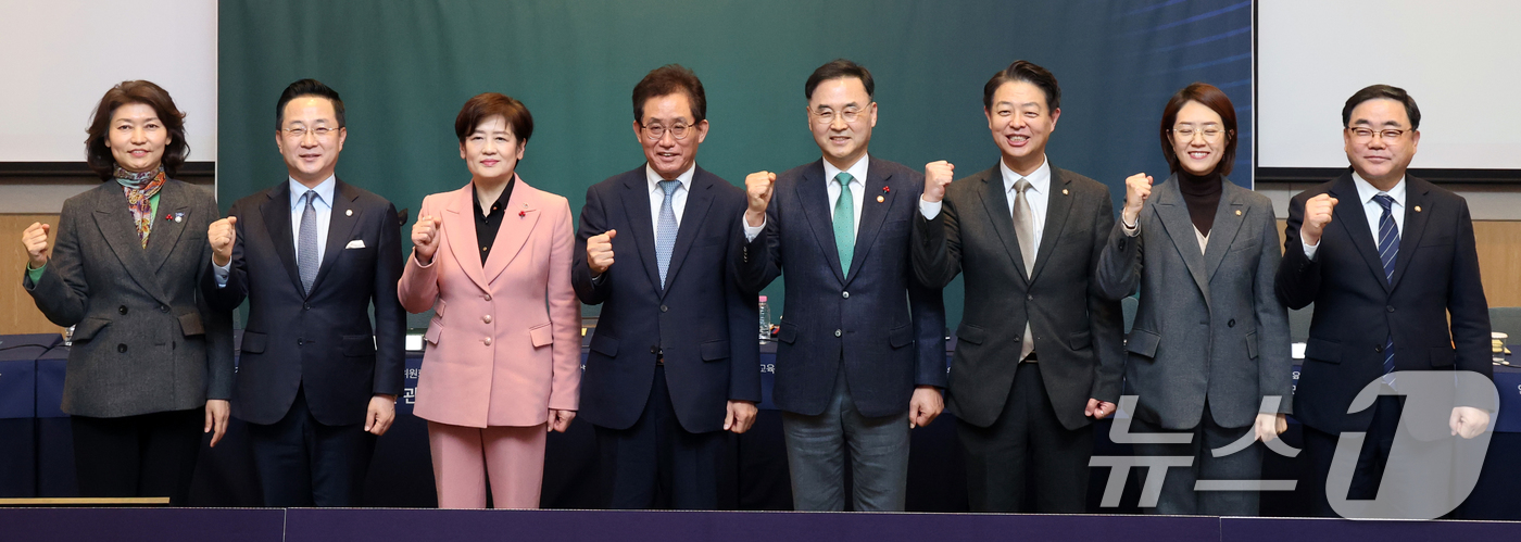 (서울=뉴스1) 황기선 기자 = 차정인 국가교육위원회 위원장이 23일 오후 서울 영등포구 여의도 FKI타워에서 열린 '취임 100일 기념 운영보고회'에서 참석자들과 파이팅을 외치고 …