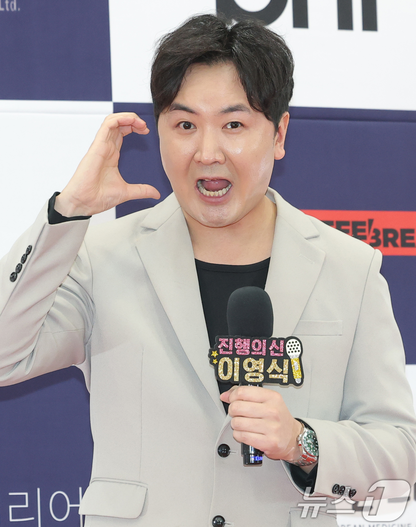 (서울=뉴스1) 권현진 기자 = 개그맨 이영식이 23일 서울 강남구 건설회관에서 열린 ‘제29회 춘사국제영화제’ 레드카펫 행사에 참석해 진행을 하기 전 포즈를 취하고 있다. 202 …