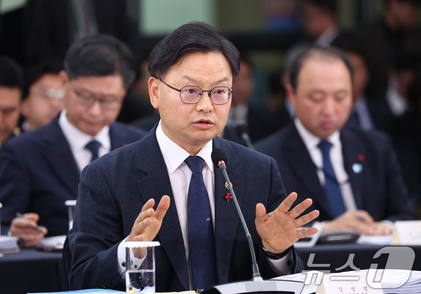 본문 이미지 - 김성범 해양수산부 장관 직무대행이 부산 동구 해양수산부 청사에서 이재명 대통령에게 업무보고를 하고 있다. (대통령실통신사진기자단) 2025.12.23/뉴스1 ⓒ News1 이재명 기자