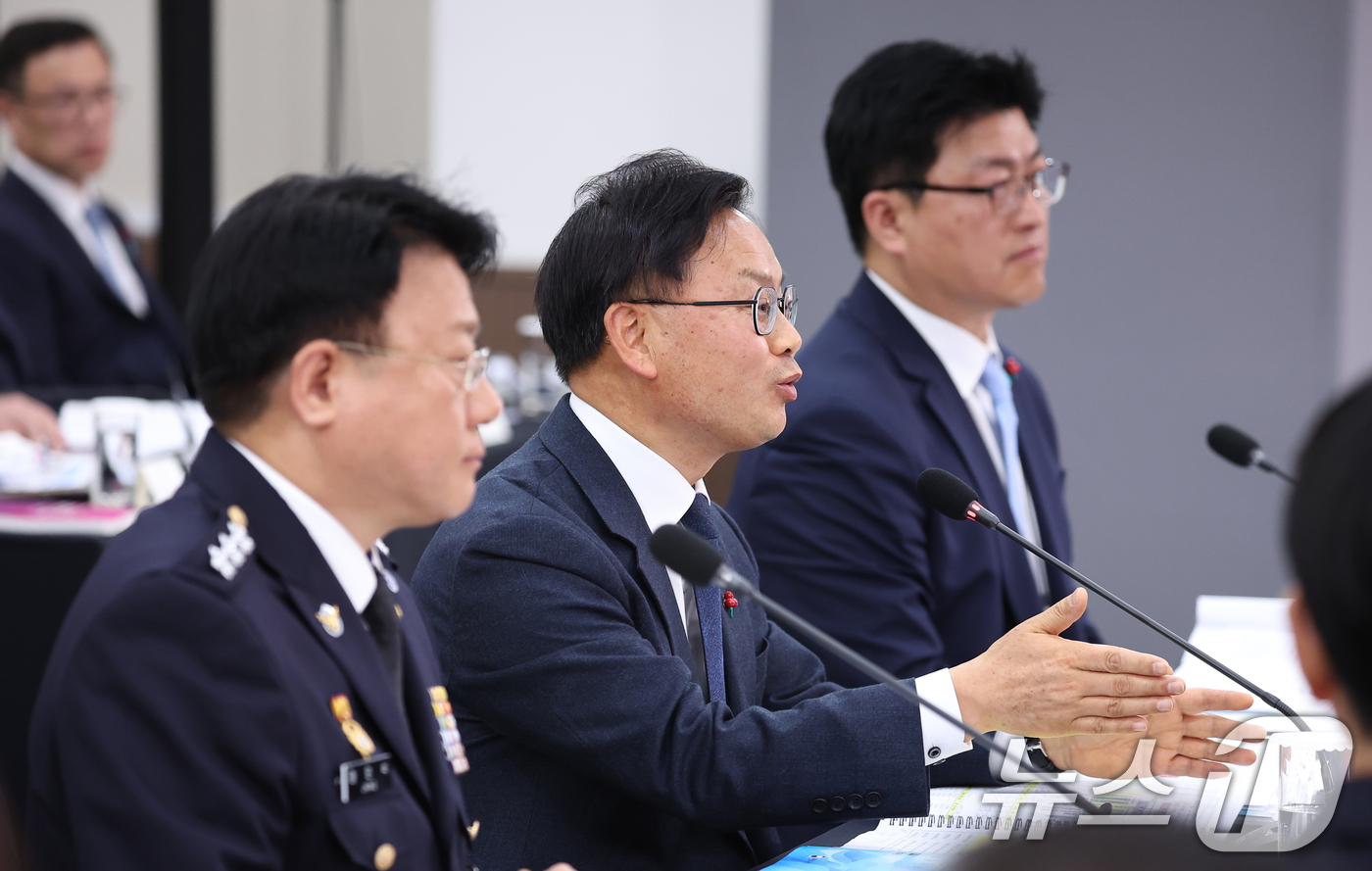 (부산=뉴스1) 이재명 기자 = 김성범 해양수산부 장관 직무대행이 23일 부산 동구 해양수산부 청사에서 이재명 대통령에게 업무보고를 하고 있다.사진 왼쪽부터 장인식 해양경찰청장 직 …