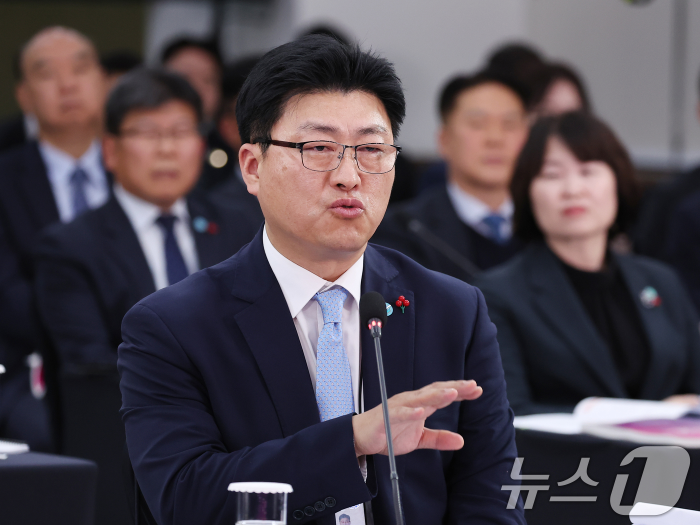 (부산=뉴스1) 이재명 기자 = 남재헌 북극항로 추진본부장이 23일 부산 동구 해양수산부 청사에서 이재명 대통령에게 업무보고를 하고 있다. (대통령실통신사진기자단) 2025.12. …