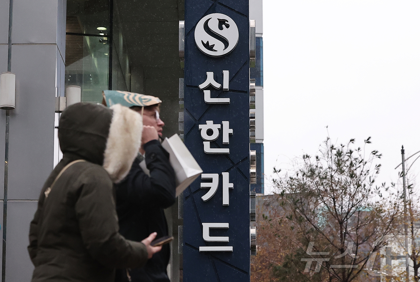 (서울=뉴스1) 김진환 기자 = 신한카드에서 가맹점 대표자 개인정보 19만 건이 유출됐다.유출 정보에는 휴대전화번호·성명·생년월일 등이 포함됐으며, 2022년부터 올해 5월까지 지 …