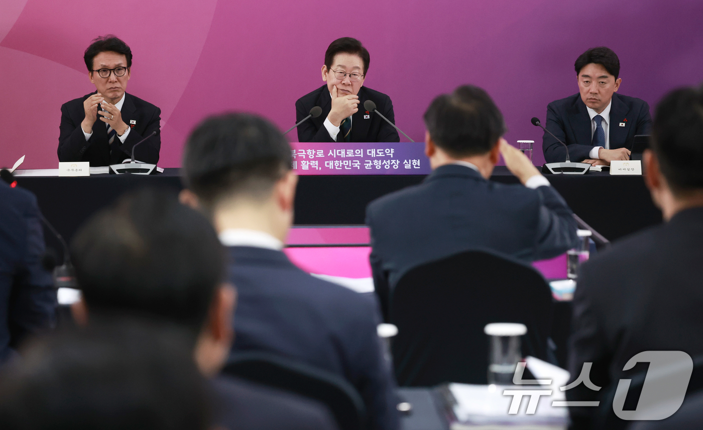 (부산=뉴스1) 허경 기자 = 이재명 대통령이 23일 부산 동구 해양수산부 청사에서 열린 해수부(해양경찰청) 업무보고에서 김성범 해양수산부 차관의 발언을 경청하고 있다. (대통령실 …