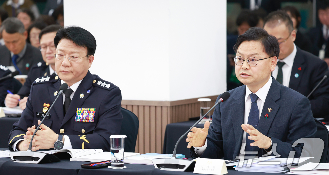 (부산=뉴스1) 허경 기자 = 김성범 해양수산부 차관(오른쪽)이 23일 부산 동구 해양수산부 청사에서 열린 해수부(해양경찰청) 업무보고에서 이재명 대통령의 질의에 답변하고 있다. …