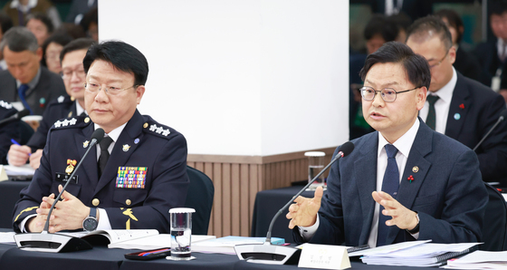 답변하는 김성범 해양수산부 차관