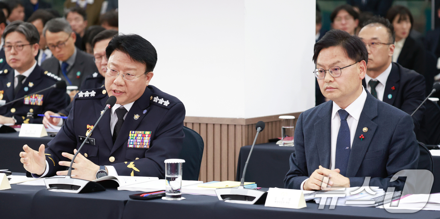 (부산=뉴스1) 허경 기자 = 장인식 해양경찰청장 직무대행(왼쪽)이 23일 부산 동구 해양수산부 청사에서 열린 해수부(해양경찰청) 업무보고에서 이재명 대통령의 질의에 답변하고 있다 …