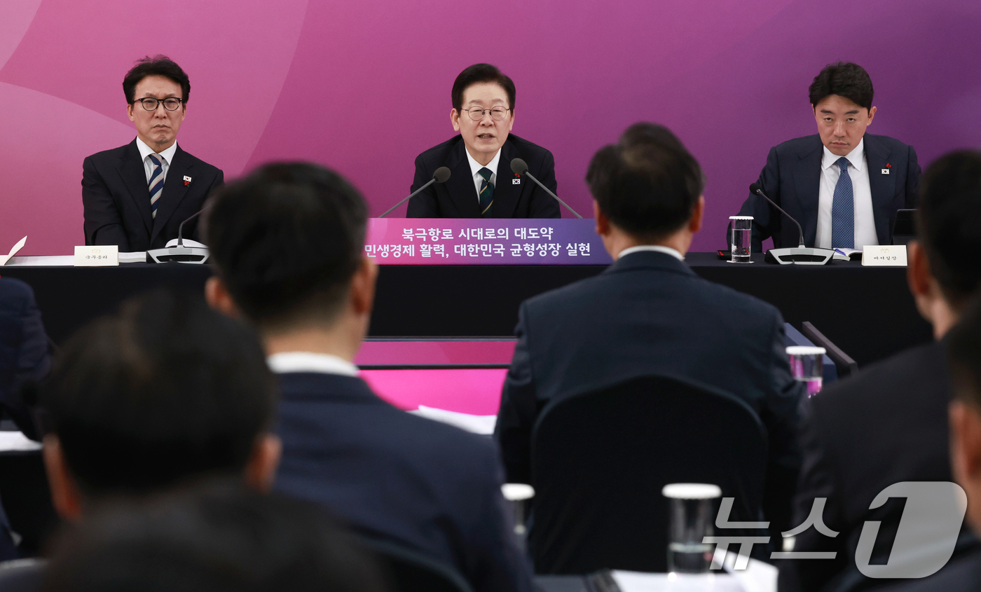 (부산=뉴스1) 허경 기자 = 이재명 대통령이 23일 부산 동구 해양수산부 청사에서 열린 해수부(해양경찰청) 업무보고에서 발언하고 있다. (대통령실통신사진기자단) 2025.12.2 …