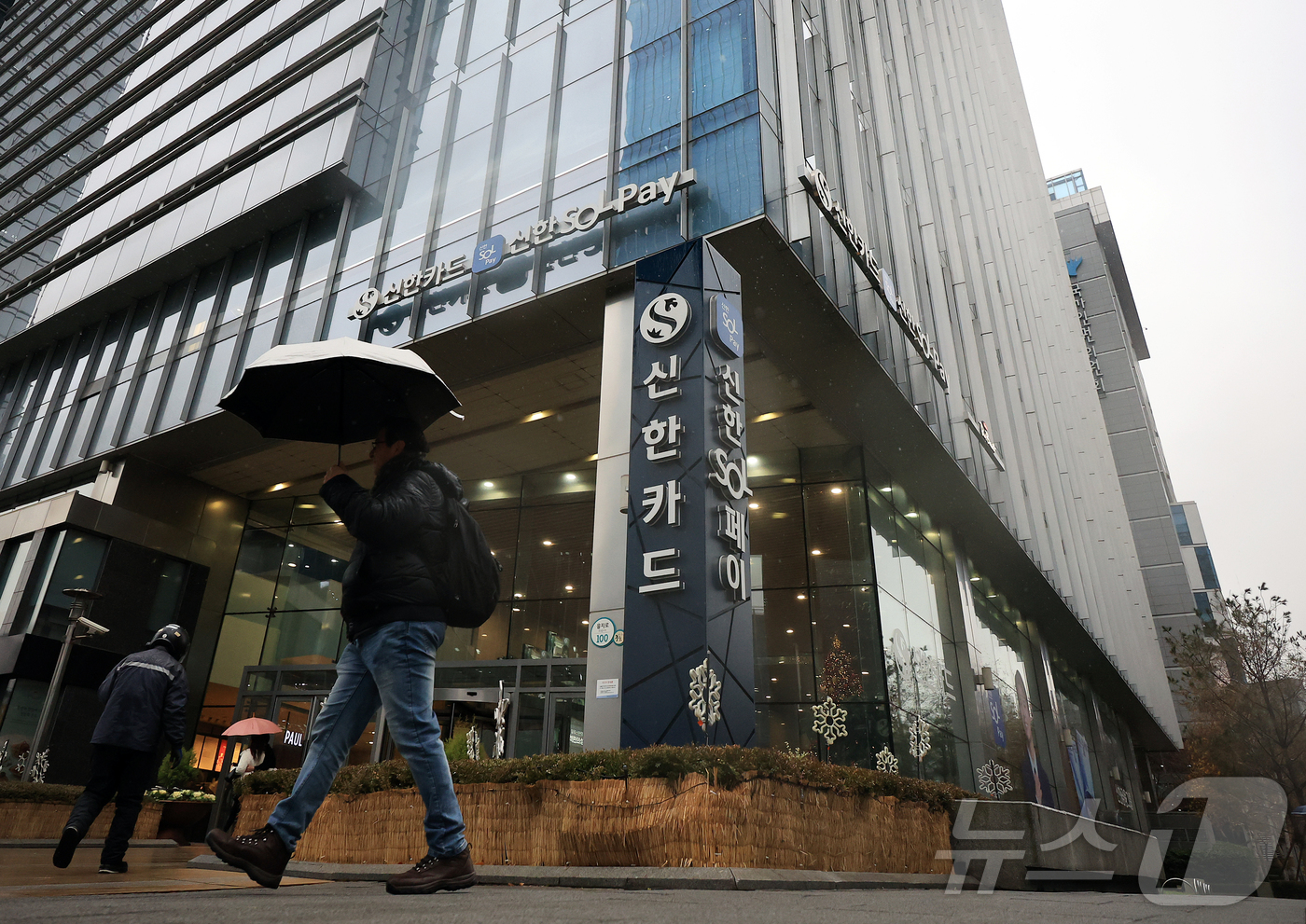 (서울=뉴스1) 김진환 기자 = 신한카드에서 가맹점 대표자 개인정보 19만 건이 유출됐다.유출 정보에는 휴대전화번호·성명·생년월일 등이 포함됐으며, 2022년부터 올해 5월까지 지 …